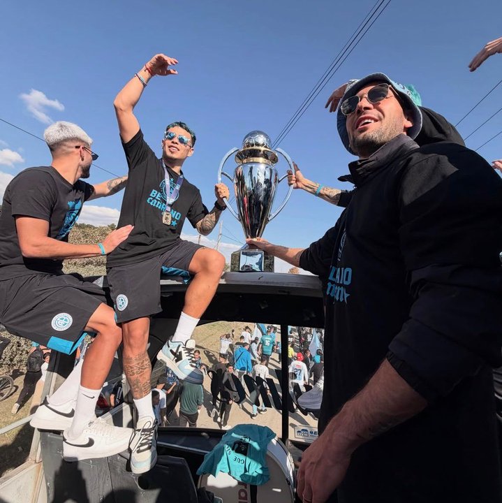 A puro fernet y cerveza: la caravana íntima de los jugadores arriba del micro de Belgrano thumbnail