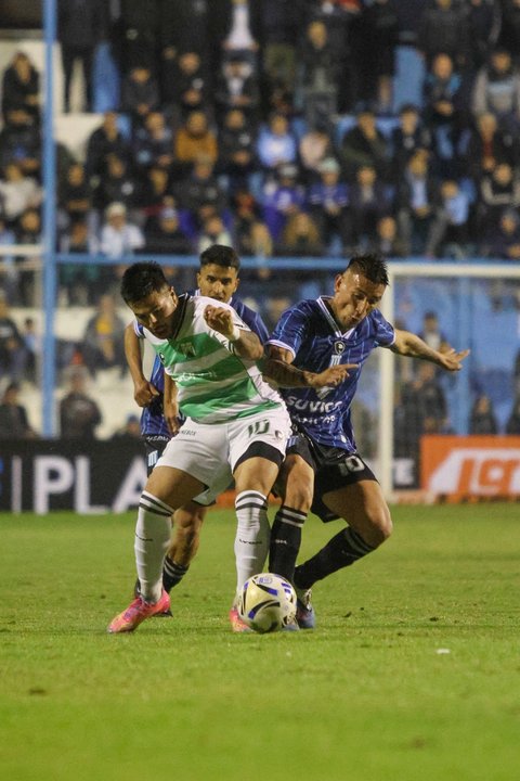 Racing igualó con Ferro y la paciencia se agota en Nueva Italia thumbnail