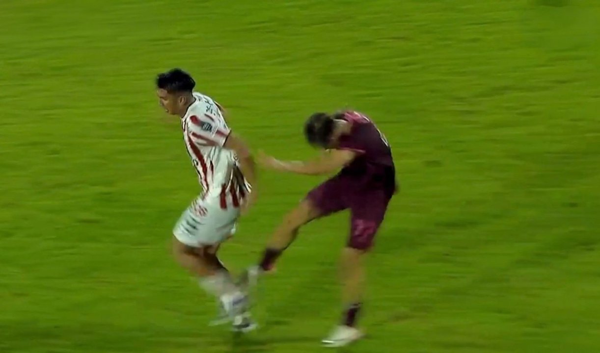 Criminal patada de Besozzi que sentenció la eliminación de Lanús ante Instituto thumbnail
