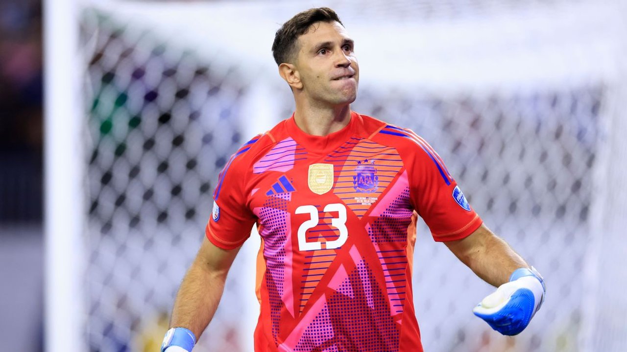 A días del Mundial, Dibu Martínez aparece en los planes de un gigante europeo thumbnail