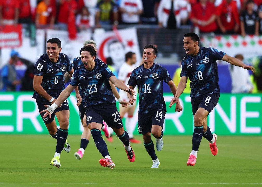 Triunfazo histórico: Paraguay resistió con diez hombres y eliminó a Turquía del Mundial thumbnail
