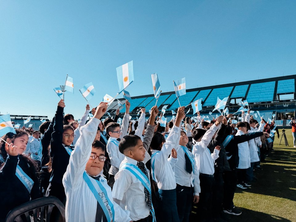 El Gigante de Alberdi: corazón del sentimiento patrio en una emotiva Promesa a la Bandera thumbnail