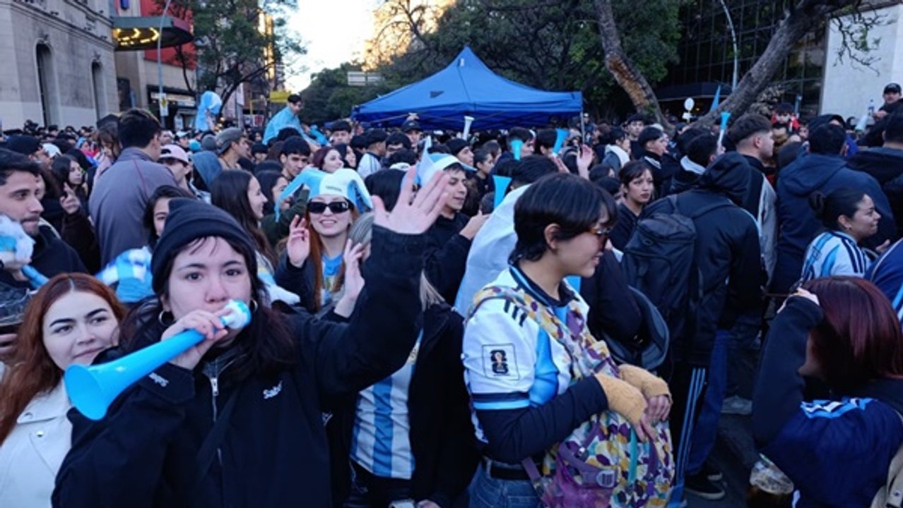 La fiesta también se vivió en Córdoba: hinchas celebraron en el Patio Olmos el triunfo de Argentina thumbnail