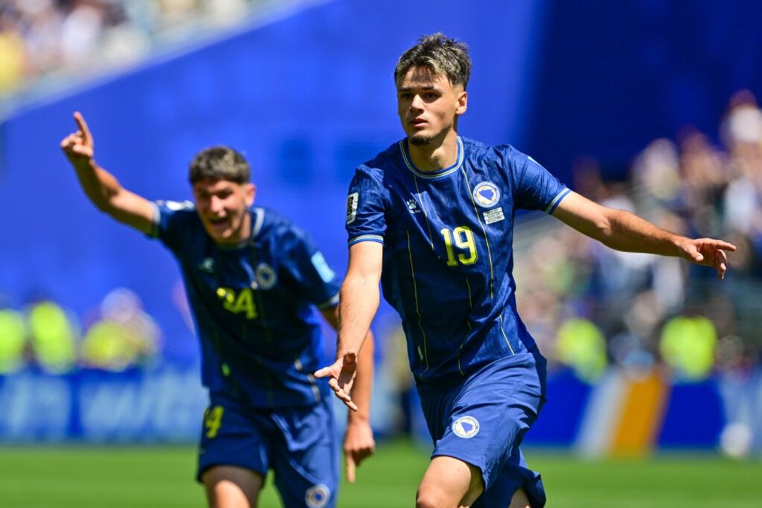 Bosnia cumplió con su parte, venció a Qatar y espera un lugar en los dieciseisavos thumbnail