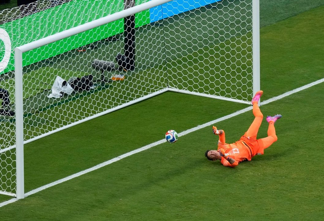 Grosero error de Muslera le permite a España ganarle por la mínima a Uruguay thumbnail