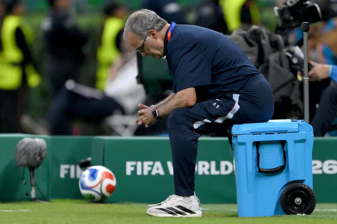 Me dejaron solo: la frase que habría marcado la despedida de Bielsa de Uruguay thumbnail