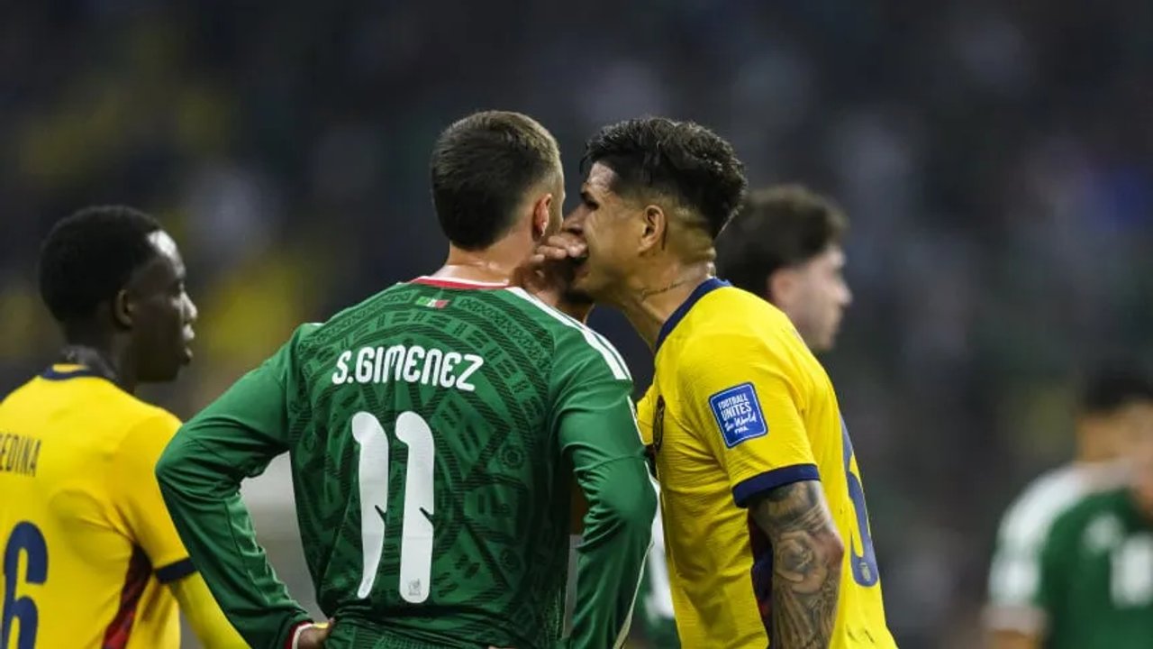 La "Ley Vinícius" volvió a actuar: expulsaron a Hincapié en la eliminación de Ecuador thumbnail