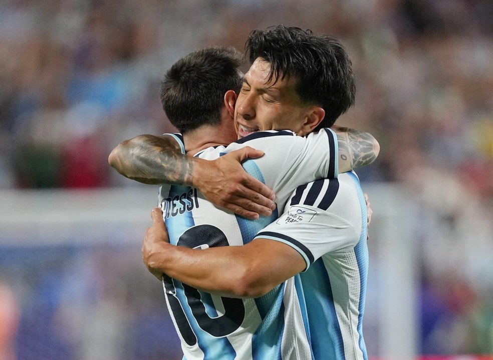 Mirá el golazo de Lisandro Martínez para desatar la locura argentina en el alargue thumbnail