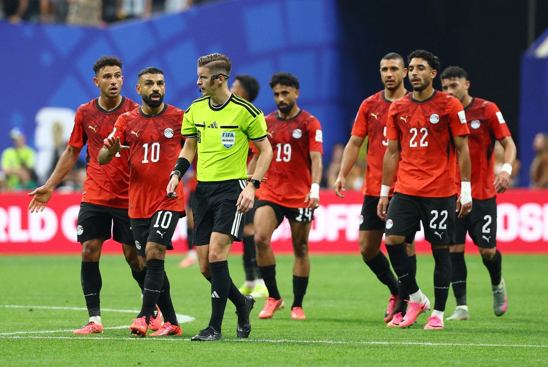 Egipto llevó su malestar a la FIFA y apuntó contra el arbitraje tras la caída con Argentina thumbnail