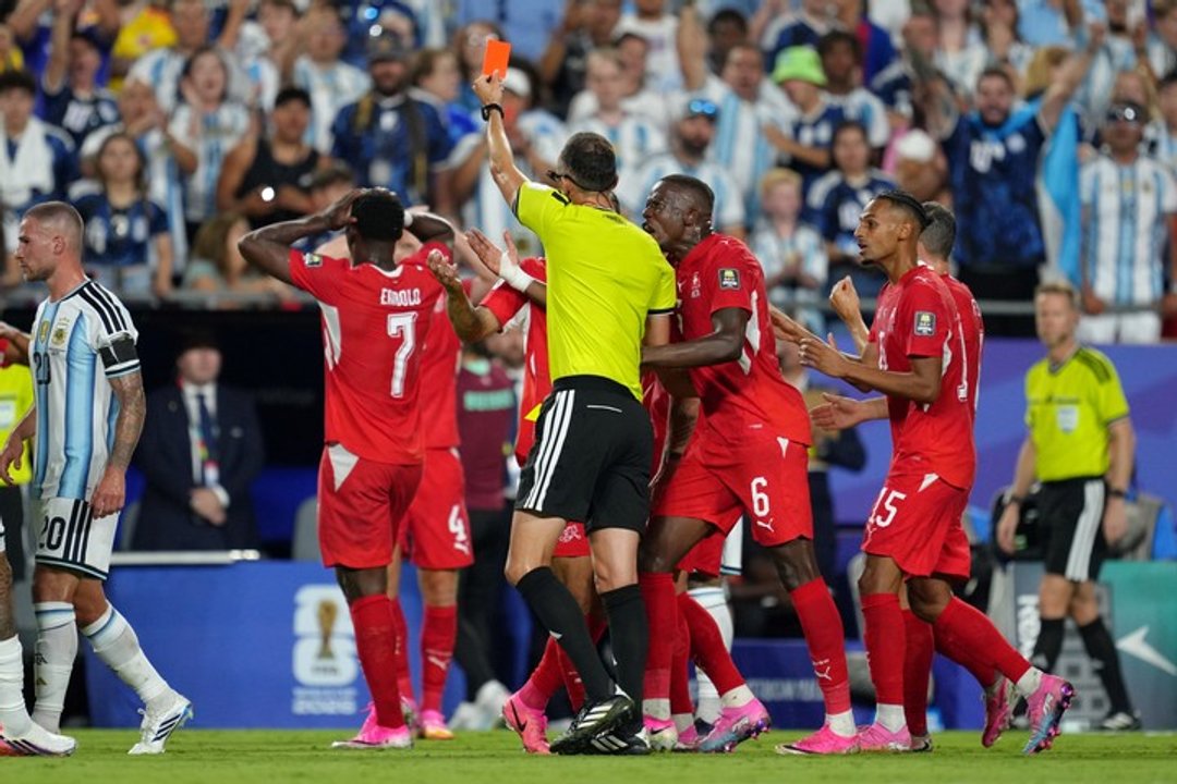 Argentina ya piensa en Inglaterra: elogios, críticas y polémica tras el pase a semifinales, jugó con doce thumbnail