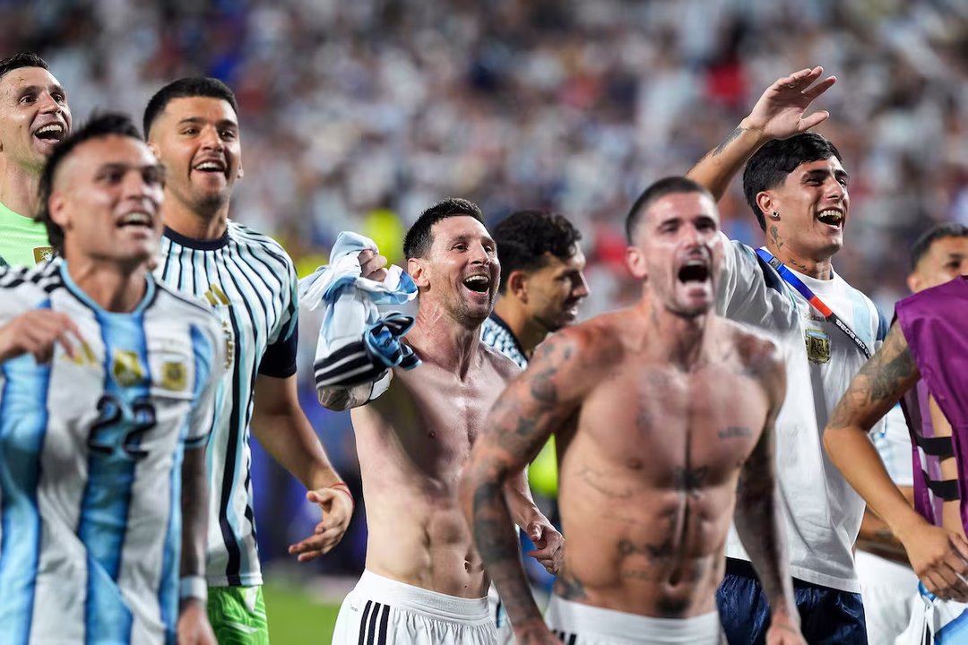 El que no salta es inglés!. Argentina sufrió, reaccionó a tiempo y ya está en las semifinales para enfrentar a Inglaterra thumbnail