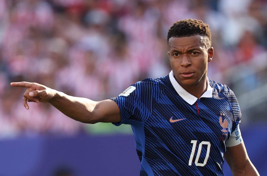 La bronca de Mbappé: golpeó violentamente a Unai Simón y terminó amonestado thumbnail