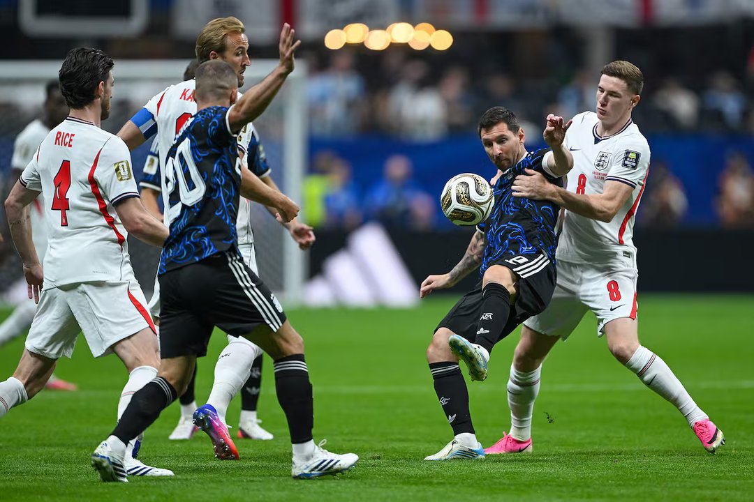 Argentina e Inglaterra muchas faltas y parejo thumbnail