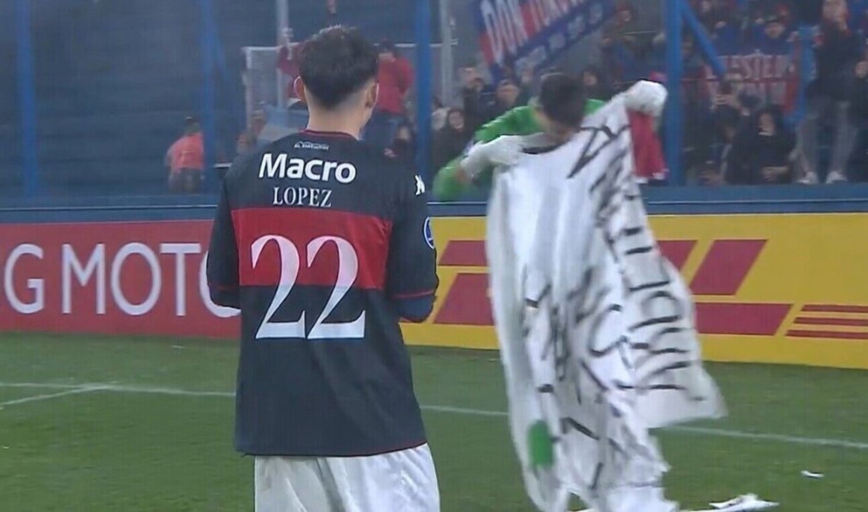 Tigre replica en Uruguay el icónico festejo de la Selección con una bandera de Malvinas thumbnail