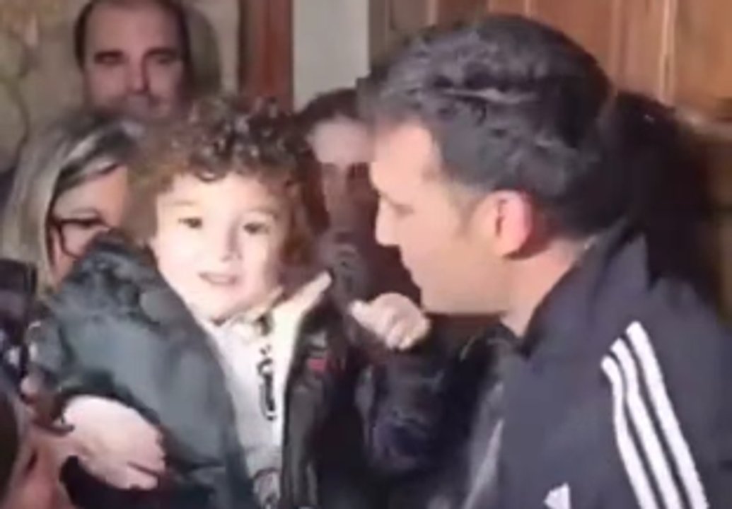 El regalo que emocionó a Scaloni en Pujato: un nene le llevó una "Scaloneta" thumbnail