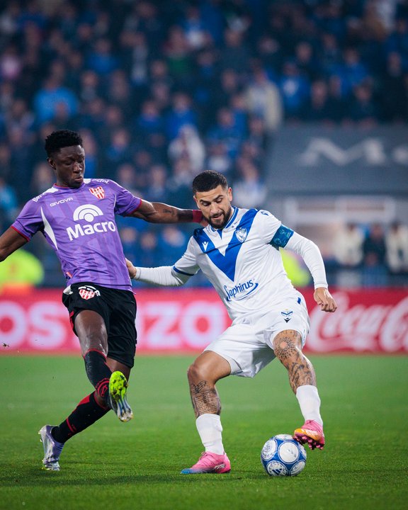 La "Gloria" perdonó y Vélez no tuvo piedad: injusta derrota de Instituto en el debut del Clausura thumbnail