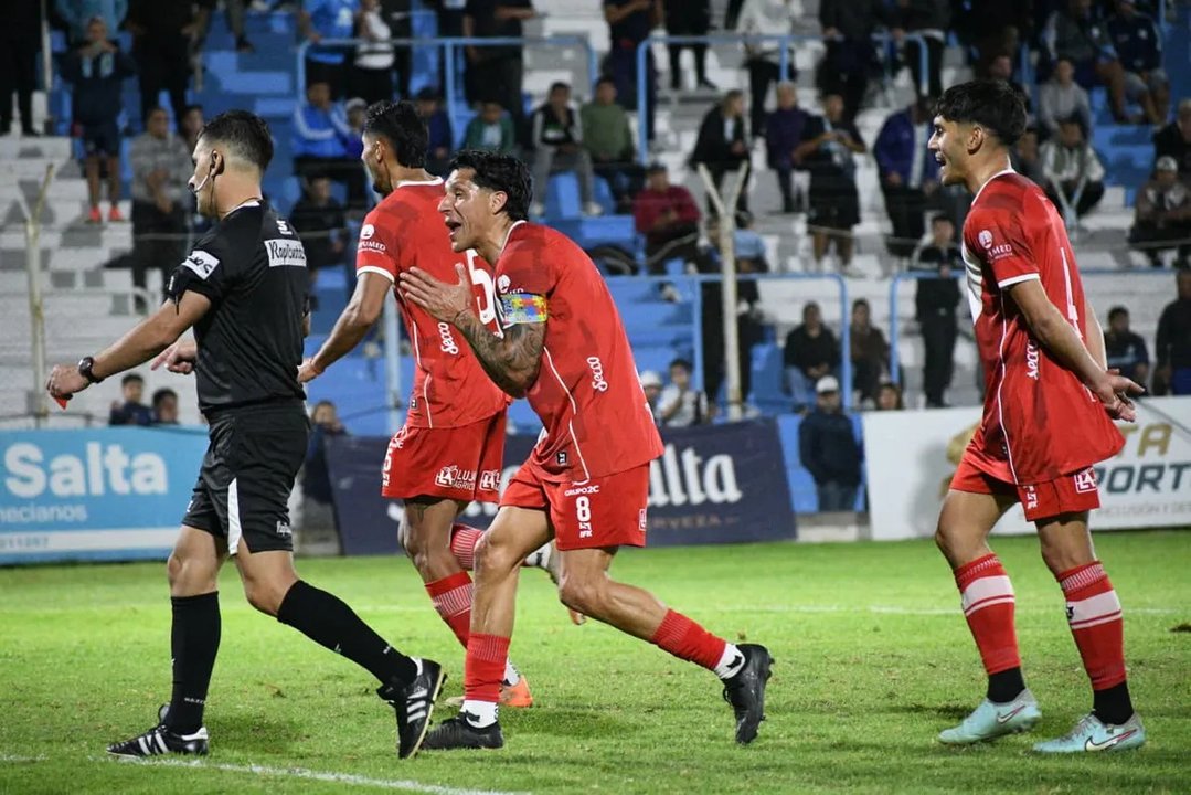 El gesto de Enzo Pérez tras la expulsión que encendió la polémica en la Primera Nacional thumbnail