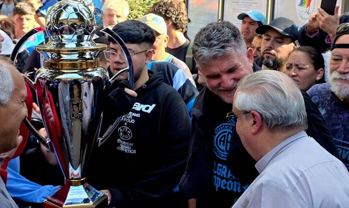 El Luifa cumplió su promesa y caminó hasta la Virgen para agradecer el campeonato thumbnail