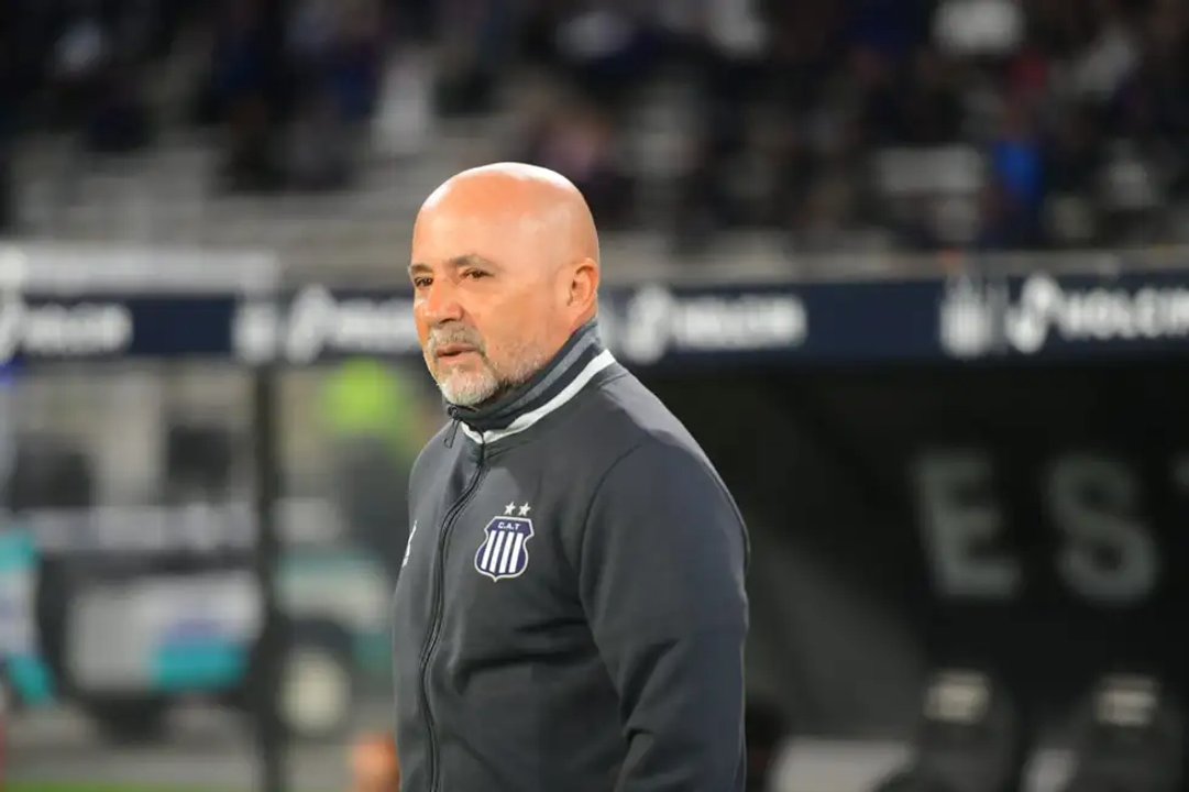 Sampaoli bajo la lupa: entre la autocrítica y el descontento en el Kempes thumbnail