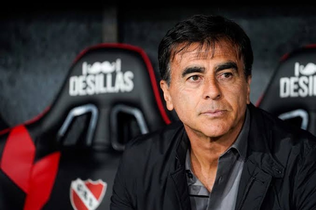 Gustavo Quinteros dejó de ser el técnico de Independiente tras la eliminación de la Copa Argentina thumbnail