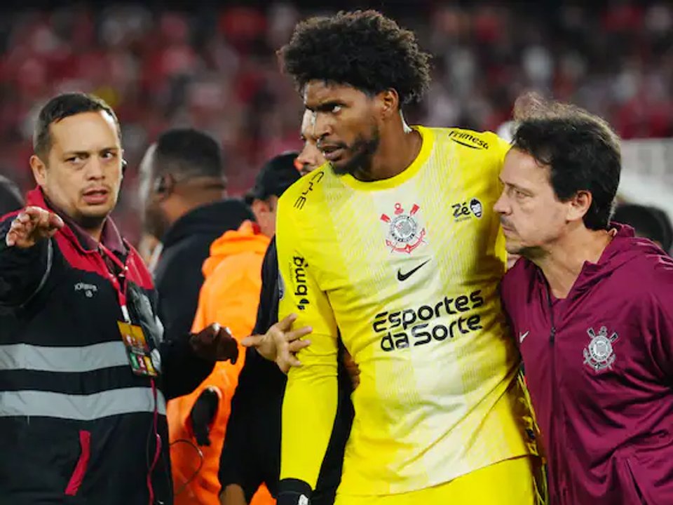Fuerte denuncia del arquero de Corinthians tras el partido en Rosario: Los argentinos se creen más humanos que nosotros thumbnail