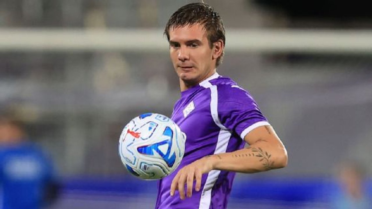 Así fue el debut de Mastantuono en la Fiorentina: media hora, una chance y un fuerte golpe thumbnail