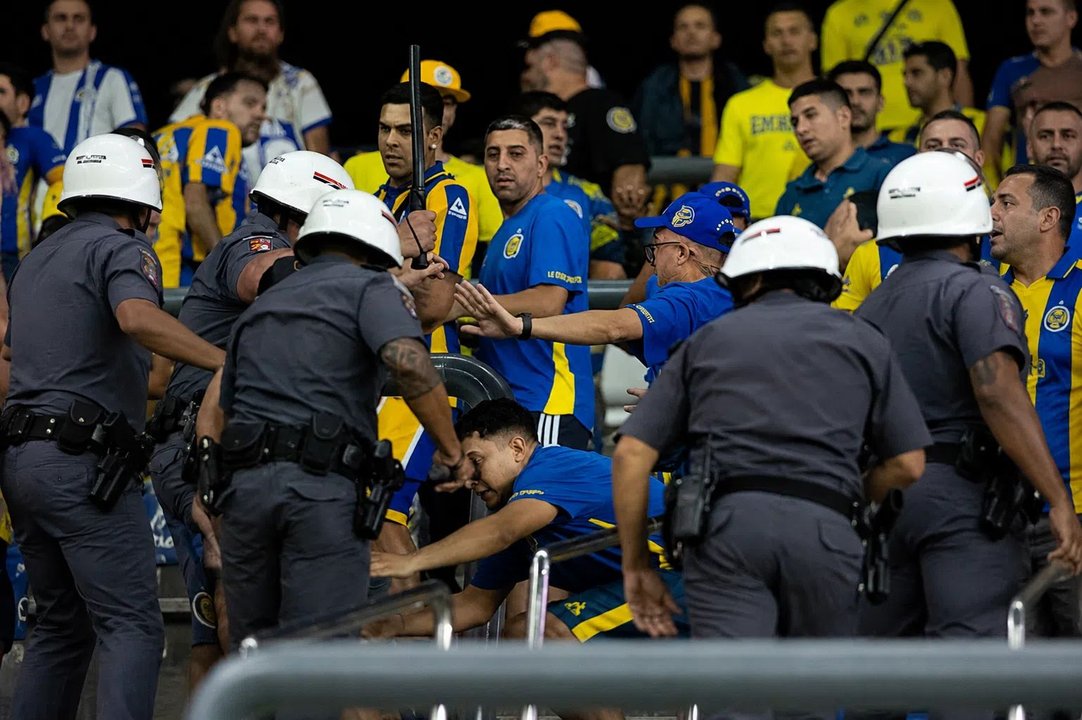 Videos: graves incidentes entre hinchas de Central y la policía tras el partido ante Corinthians thumbnail