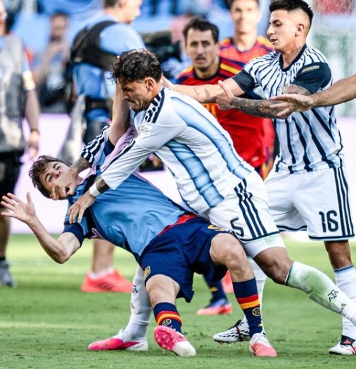 FIFA castiga a Argentina por los incidentes en el Mundial 2026: sanciones duras a Paredes, Molina y multa millonaria a la AFA thumbnail