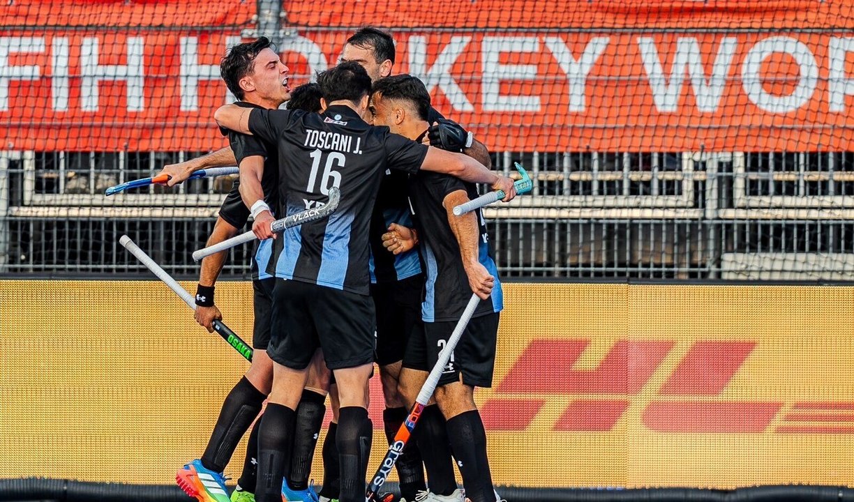 Los Leones vencieron a Inglaterra con un hat-trick de Doménech y sueñan con las semifinales thumbnail