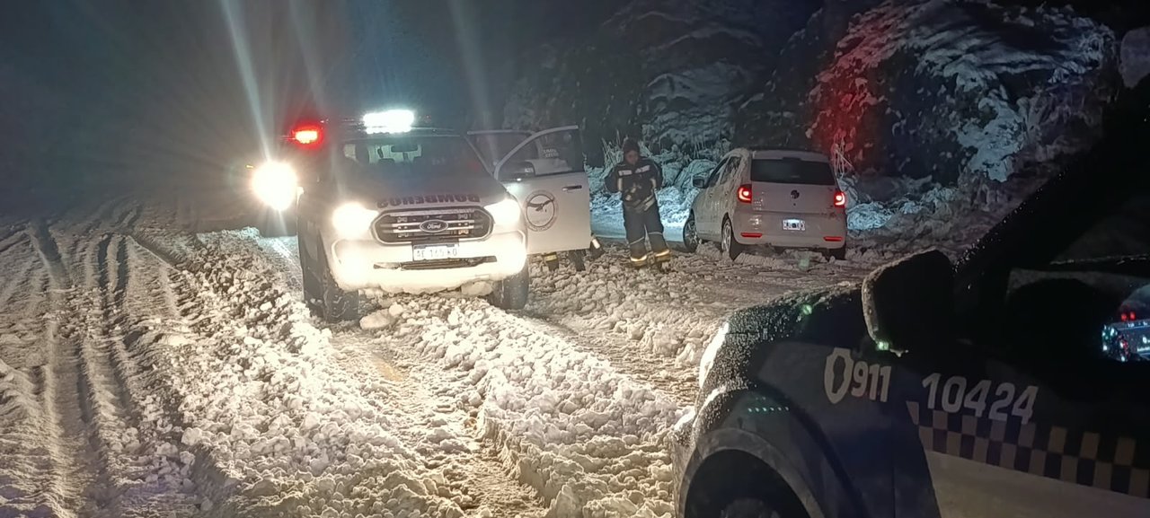 Nieve en Córdoba: asistieron a conductores varados en las Altas Cumbres