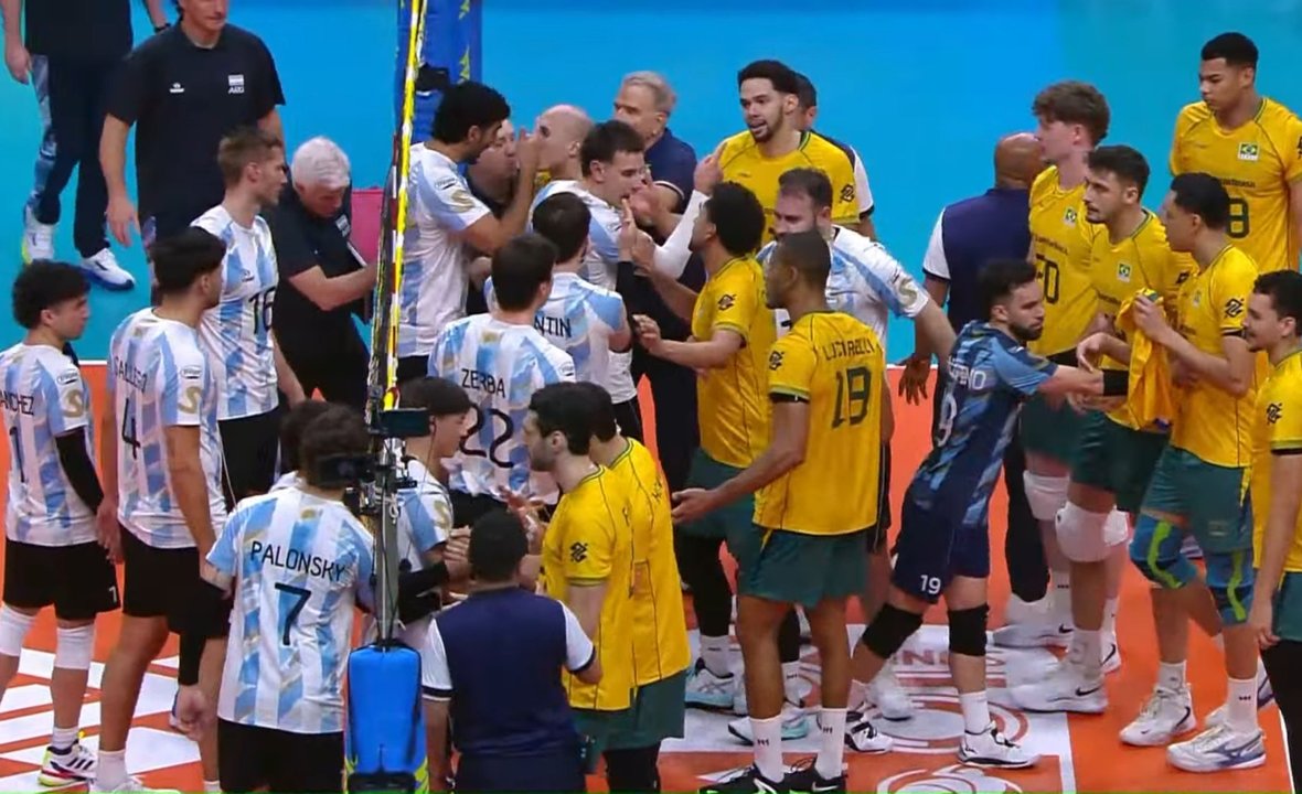 Escándalo en el vóley: Brasil le ganó a Argentina y el festejo terminó en empujones thumbnail