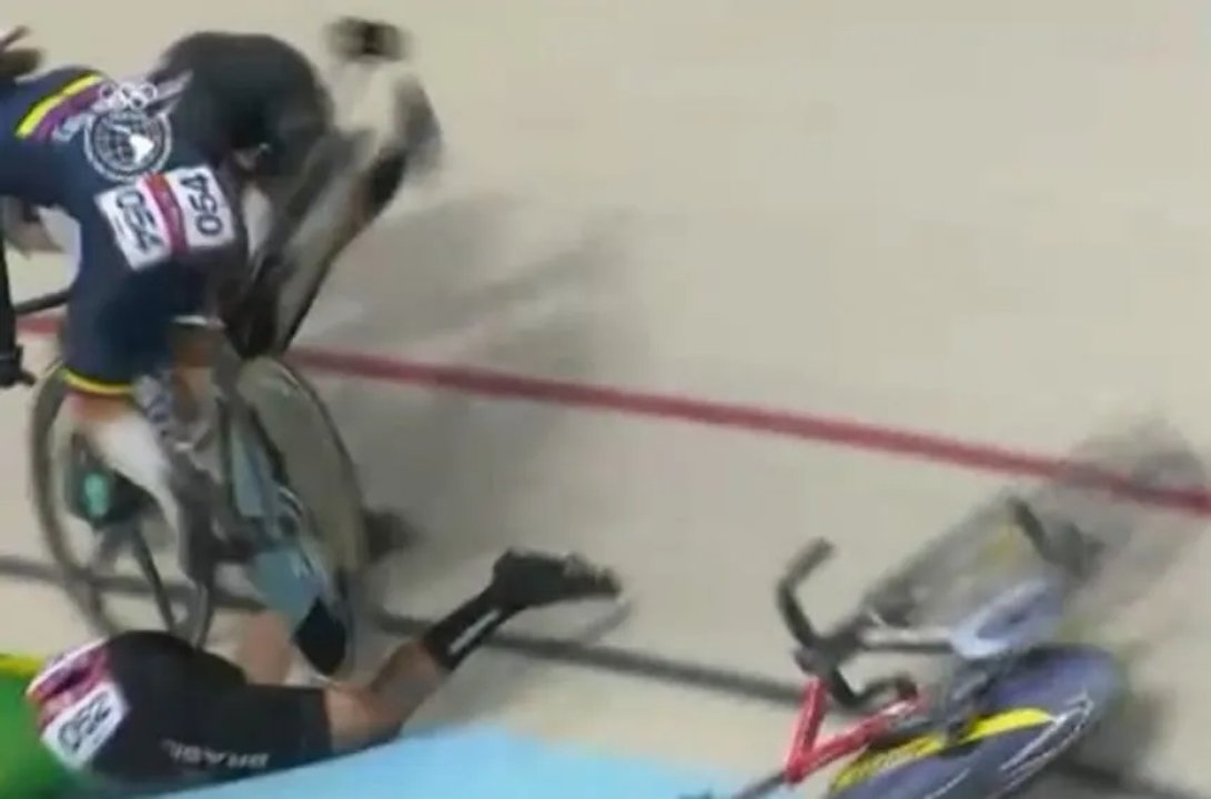 Impactante choque en cadena en el Velódromo de Rafaela thumbnail