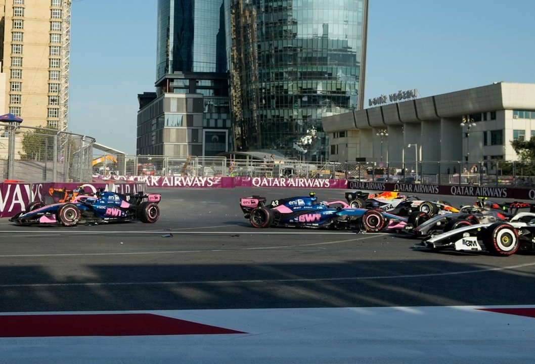 Desazón en Bakú: Colapinto chocó con su compañero Gasly en el relanzamiento y terminó con un doble abandono para Alpine thumbnail