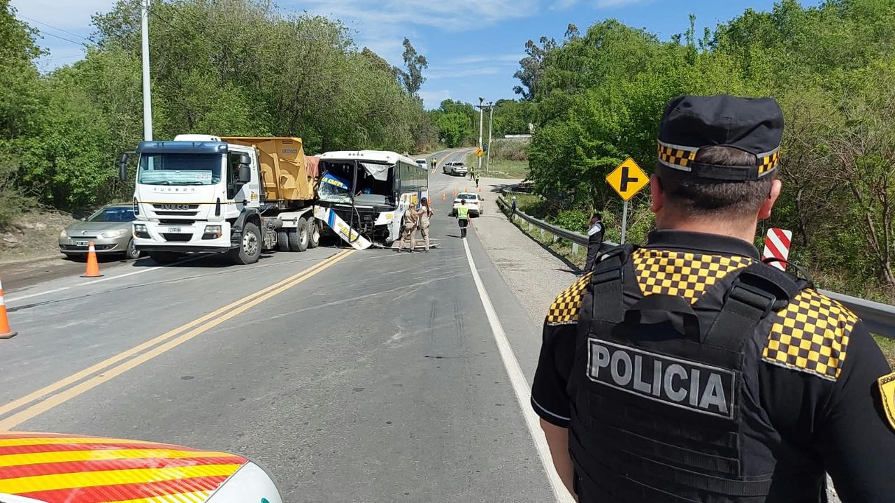 Choque en cadena entre un colectivo, un camión y un auto en Córdoba: hay varios heridos