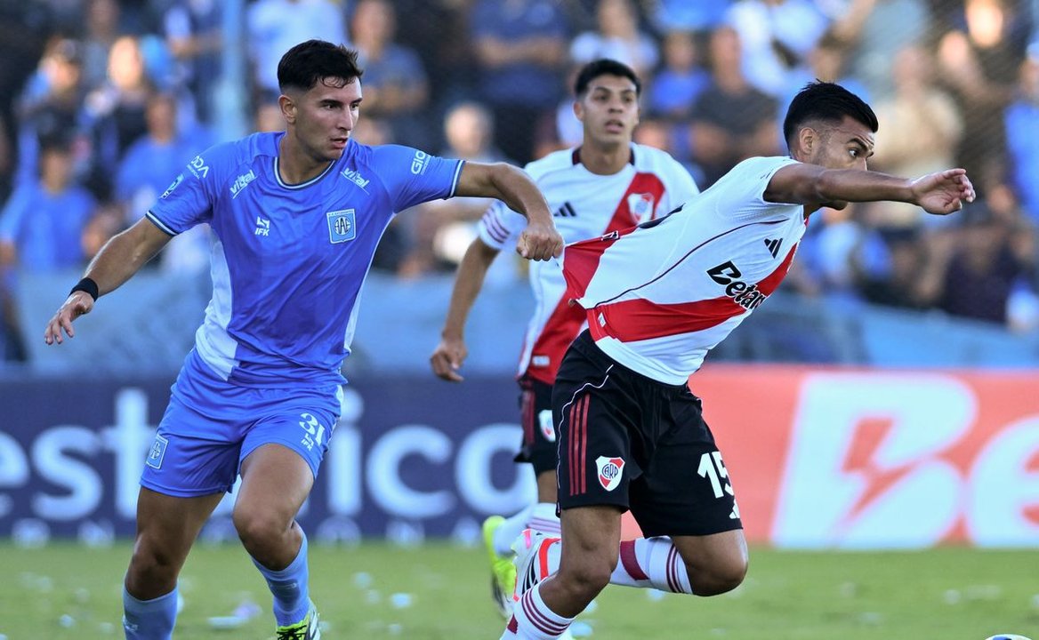 Estudiantes de Río Cuarto visita a River en el Monumental con el descenso en juego