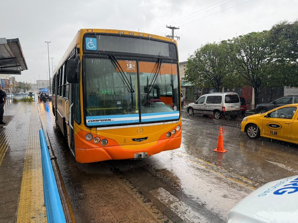 Córdoba: un colectivo atropelló a un peatón en la avenida Sabattini