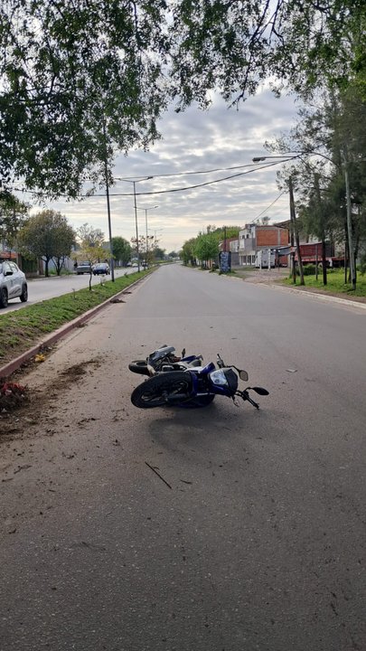 Córdoba: un motociclista falleció tras chocar contra un poste y un árbol