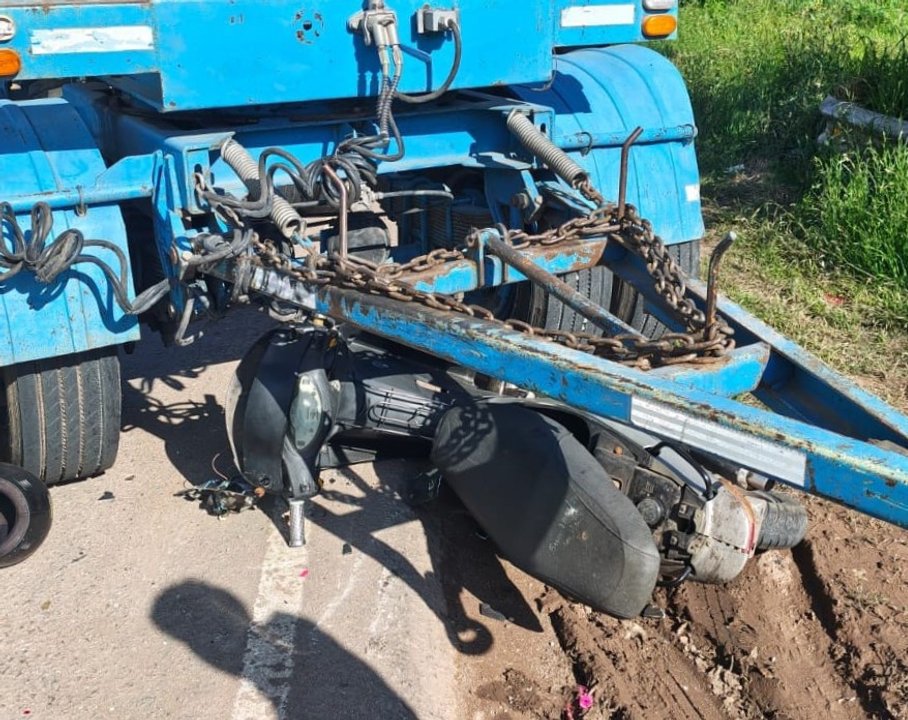 Fuerte choque en avenida Japón: una moto quedó atrapada contra un camión