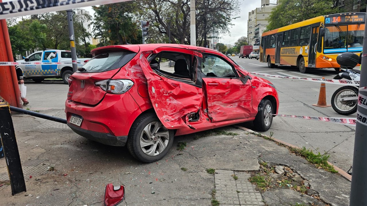 Córdoba: un colectivo de Tamse y un auto chocaron en avenida Castro Barros